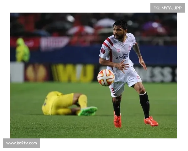 小球迷场边高举支持牌,成为西甲赛场温暖风景 小球迷场边高举支持牌,成为西甲赛场温暖风景