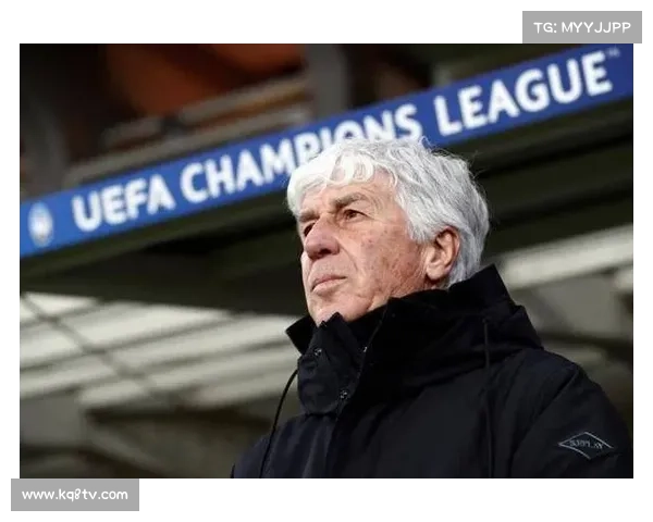 亚特兰大球迷赛前举旗致敬旧帅，加斯佩里尼挥手致意